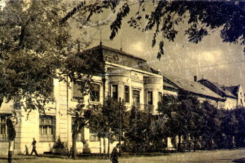 A bank &eacute;p&uuml;lete
