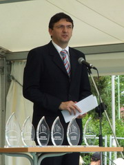 Domokos L�szl� a B�k�s Megyei K�zgy�ll�s Eln�ke, a ki�ll�t�s f�v�dn�ke
